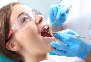 Child at the dentist 400x275 1 2